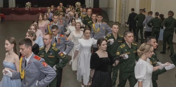 Молодые саратовцы знакомятся на офицерских балах и создают семьи