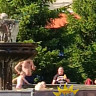 В Саратове дети играли в мяч и купались в фонтане