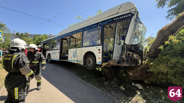 Появилось видео столкновения автобуса с деревом в Саратове